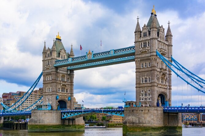 London Sightseeing Walking Tour with 30+ sights - How the guiding affects the experience