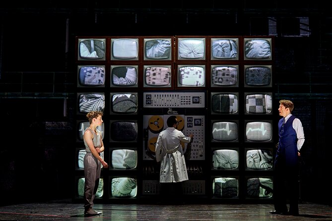 London Theatre: Stranger Things: The First Shadow - Stagecraft, suspense, and the fan factor