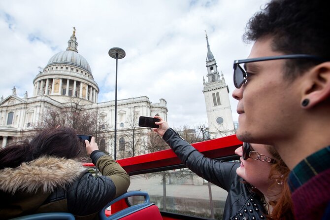 London Tour Hop-on Hop-off Bus with Optional Thames River cruise - Commentary, seating, and onboard basics