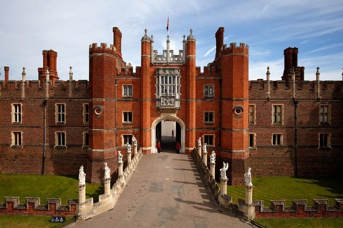 London, Windsor Castle, Hampton Court Palace with Free Snack Pack - Two royal residences, two very different moods