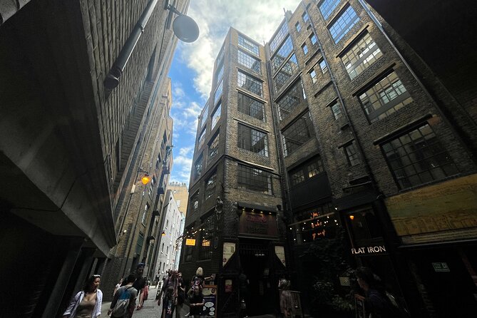 London Witches and History Walking Tour - Starting quietly behind Southwark Cathedral