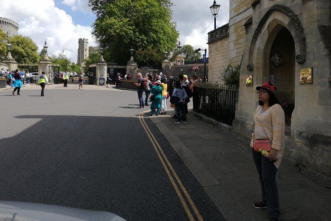 Luxury Private Vehicle Day Hire from & to London via Stonehenge & Windsor Castle - Leaving London at 7 a.m. for Stonehenge