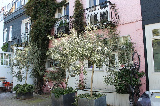 Notting Hill Tour - The Travel Bookshop and the famous blue door