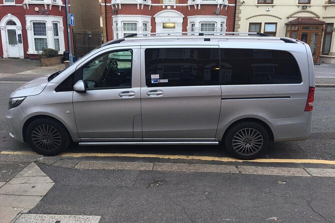 One Way Taxi Transfer from Heathrow Airport to Gatwick Airport - Flight tracking and the 60-minute waiting period