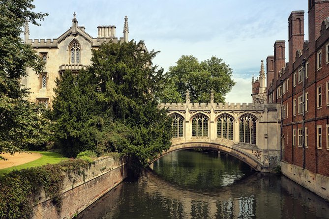 Oxford & Cambridge Universities Tour - Starting in Victoria and crossing the English countryside