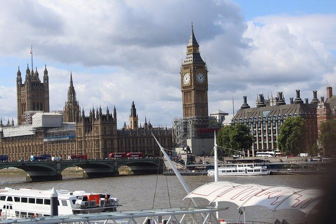 Private Arrival Transfer: Gatwick Airport to Central London - Finding the driver at the arrivals hall