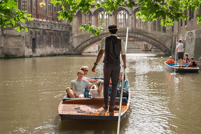 Private | Cambridge Walk & Punt Tour by Alumni™ & King's Chapel - From the Corpus Clock to the Eagle pub