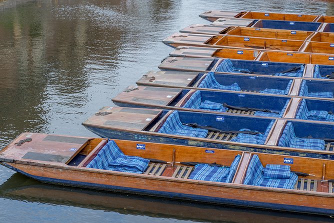 Private | Cambridge Walk & Punt Tour by Alumni™ & King's Chapel - A chauffeured punt past eight colleges