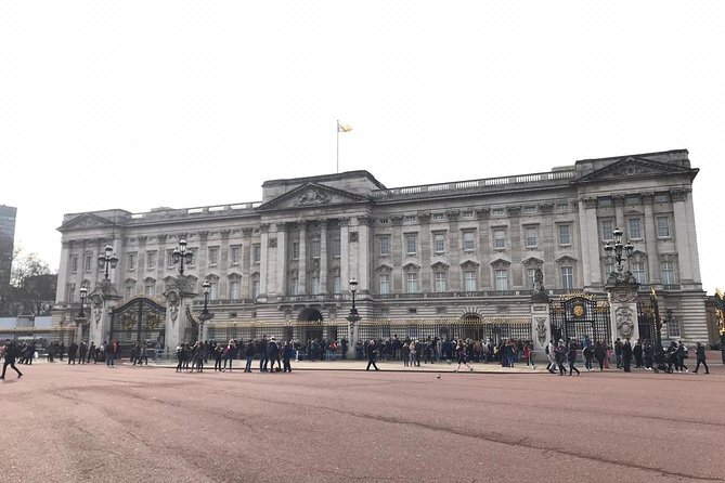 Private Chauffeur at your Disposal in London - Planning a route from Buckingham Palace to the Tower