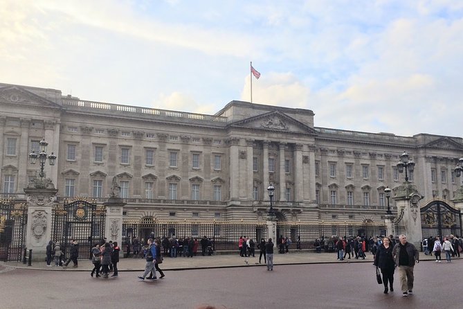 Private Custom Walking Tour: Half Day Sightseeing Tour of London - What a Blue Badge guide adds