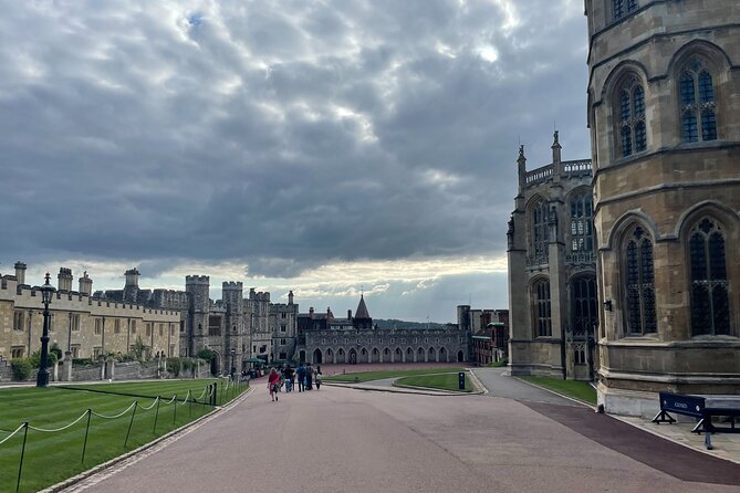 Private Day Tour to Bath and Windsor Castle - A guide who keeps the day human