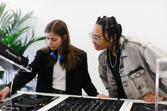 Private DJ Class - Beatmatching: Making Two Tracks Move Together