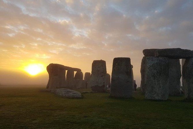 Private driver guided tour Stonehenge - A private road to Stonehenge from London