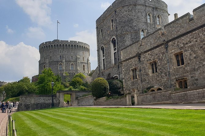 Private driver guided tours Windsor castle Stonehenge - Windsor Castle: royal rooms, walls, and a charming town
