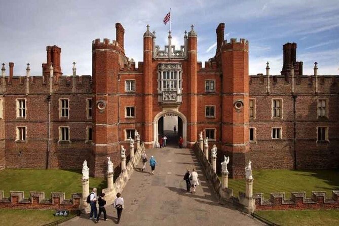 Private Guided Tour of Hampton Court Palace - Henry VIII’s Great Hall and the Tudor court