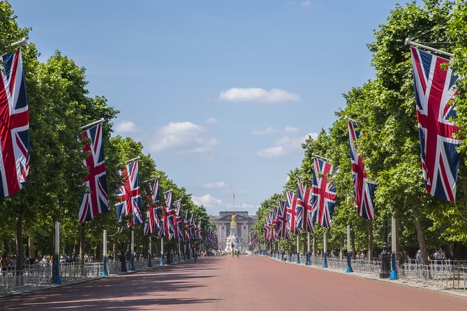 Private Guided Tour of Royal London - Starting at Portcullis House and meeting modern Britain