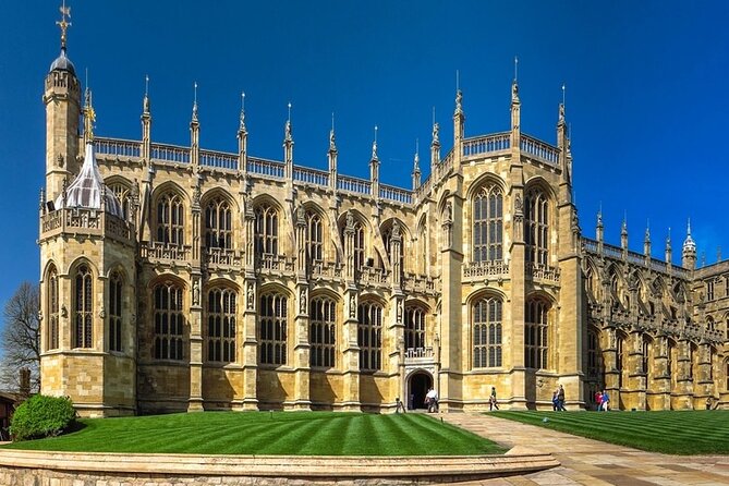 Private Half-Day Tour of Windsor Castle - Entering the castle after the drive