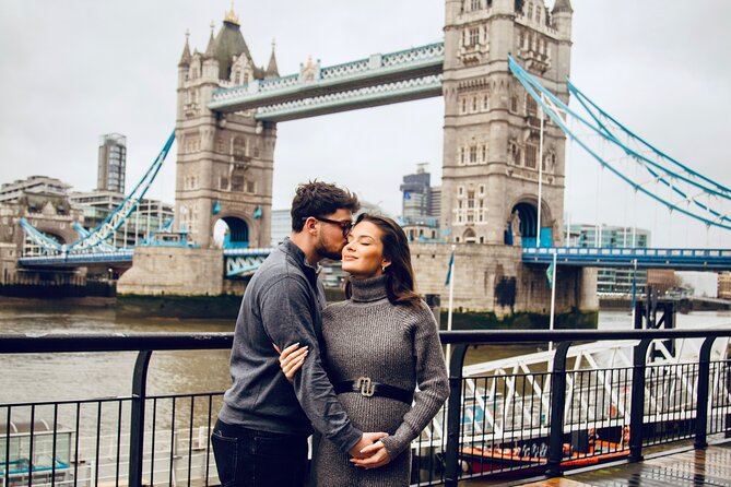 Private landmarks photoshoot for families and couples - London Eye angles by the river