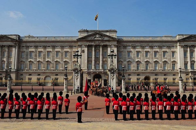 Private Layover Tour of London with Pickup from Heathrow Airport - The guide can make or break the day