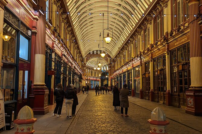 Private London Tour by Night including Pick up from Hotel - Shakespeare’s Globe and a possible walk to Tower Bridge