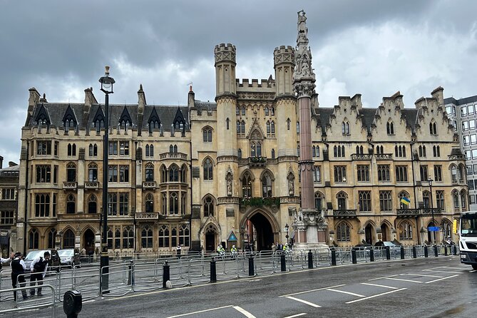 Private Tour: Best of London in a day! in Spanish. - Sorting out the Tower of London and food-market stop