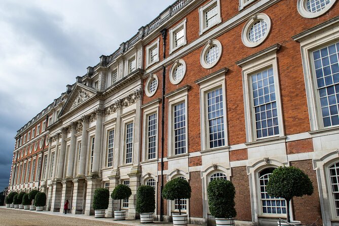 Private Tour of Hampton Court Palace with Award-Winning Architectural Historian - Architecture, art, and the details you might miss