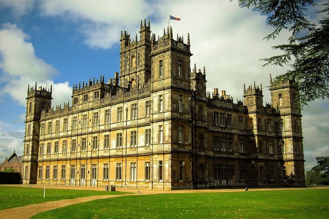 Private Tour to Stonehenge and Highclere Castle (Downton Abbey) - Lunch between Stonehenge and Highclere