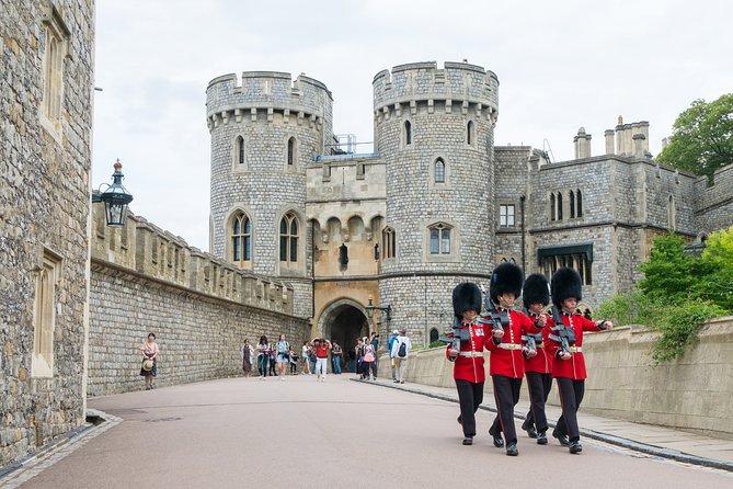 Private Tour to Stonehenge and Windsor Castle - Encountering the stones at Stonehenge