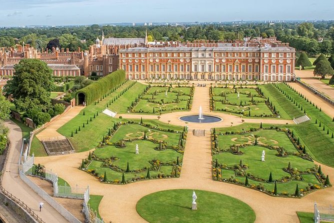 Private Vehicle To Hampton Court Palace From London With Admission Tickets - Two hours or three inside the palace