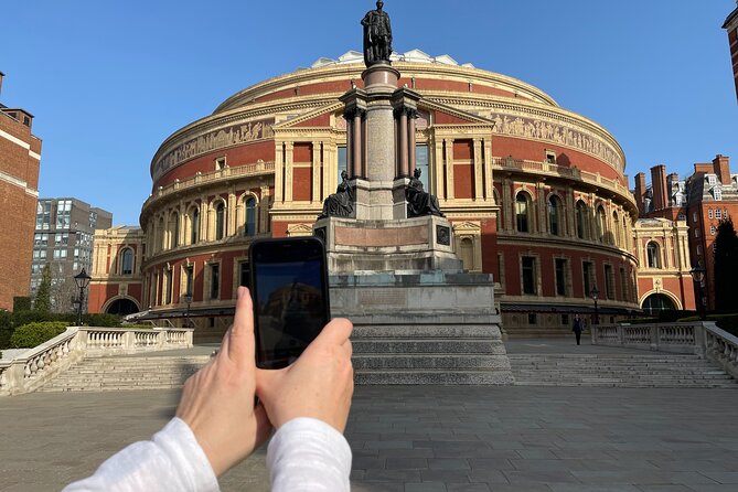 Queen Highlights Walking Tour of London - Ninety minutes through Kensington