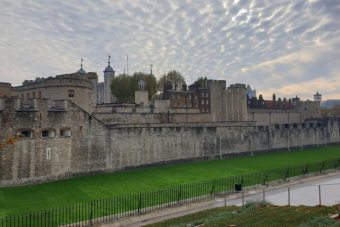 Roman Ruins to Blitz Bombings: A Walking Tour of London's Fiery History - Why this London walk works so well
