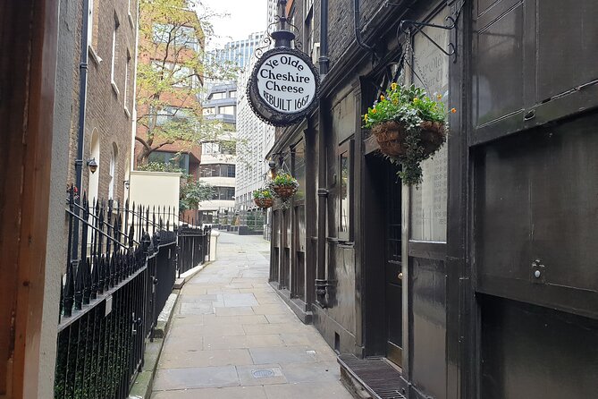 Roman Ruins to Blitz Bombings: A Walking Tour of London's Fiery History - Guildhall and medieval civic London