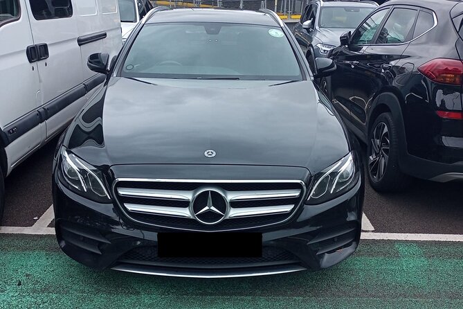 Round Trip Taxi Transfer - Gatwick Airport To & From London - Meeting your driver at Gatwick Airport