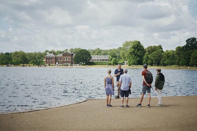 Royal Afternoon Tea & Walk at Kensington Palace - A small group makes the guide matter