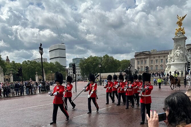 Royal English Walking Food Tour With London Food Tours - Buckingham Palace and the uncertainty of ceremony