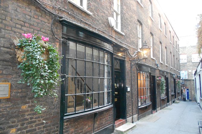 Secret Walking Tour of Central London - Group size, timing, and practical comfort