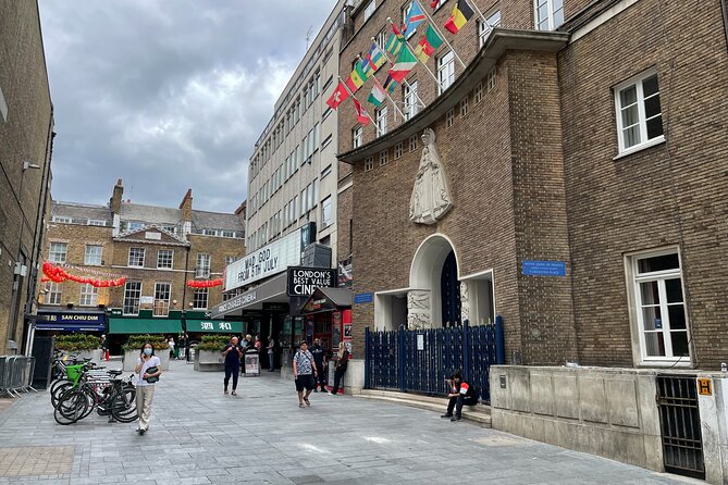 Sex Pistols and Punk Music Walking Tour - What the guide adds to the experience