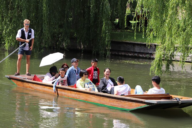 Shared Punt Tour - Cambridge - Trinity and Trinity Hall along the river