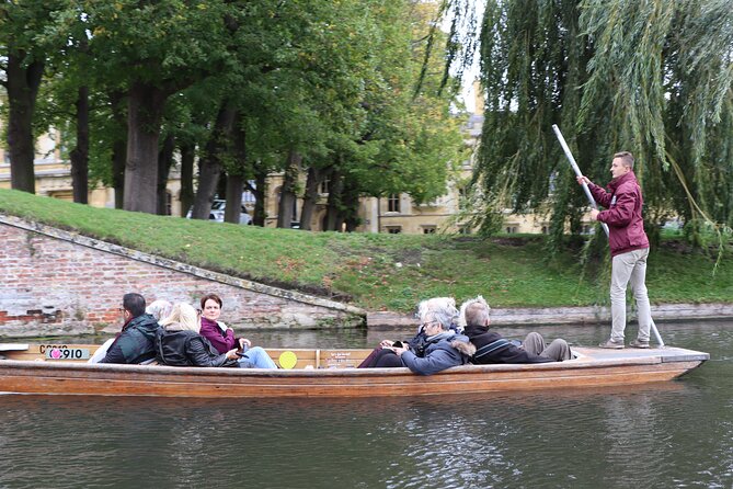 Shared Punt Tour - Cambridge - Clare College and the carefully framed river view
