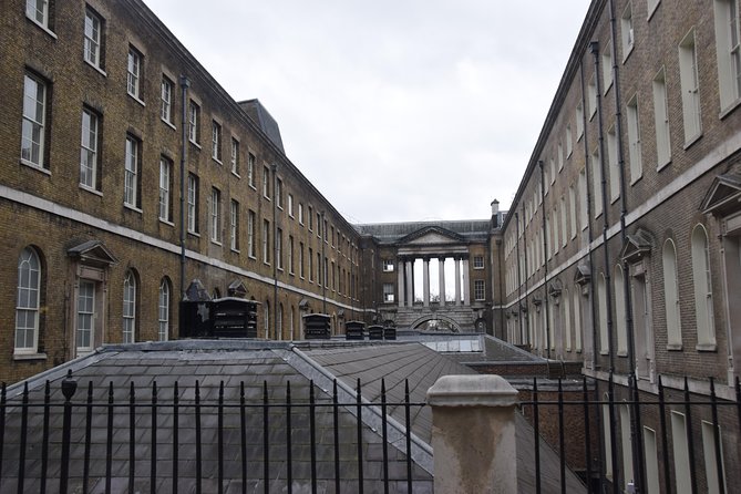 Sherlock Holmes Walking Tour in London - Following Doyle from grand hotels to gentlemen’s clubs