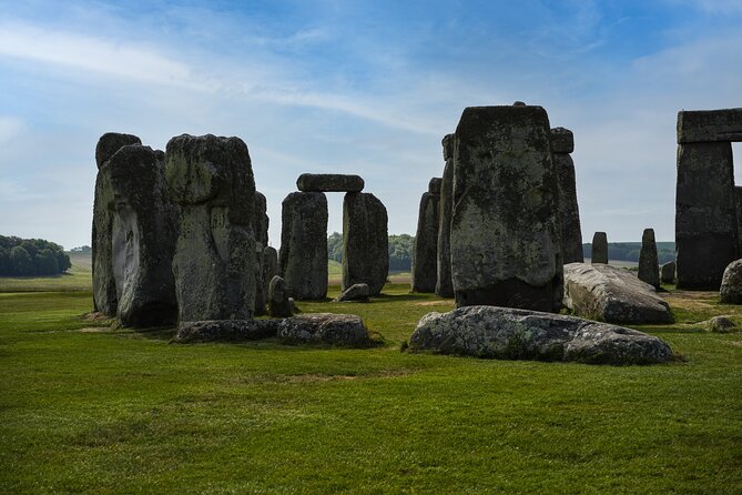 Small-Group Day Trip to Stonehenge, Bath and Windsor from London - Stonehenge: the strongest first stop
