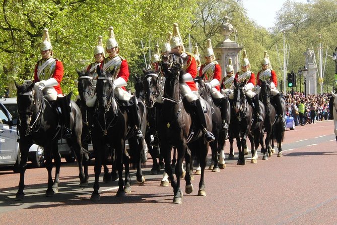 The Changing of the Guard - Exclusive Guided Walking Tour - Clarence House and the final walk toward Westminster