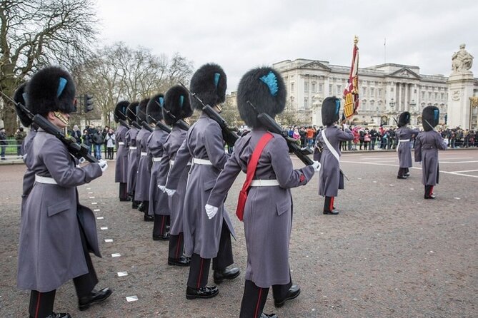 The Changing of the Guard Tour and Buckingham Palace - Finishing at Trafalgar Square