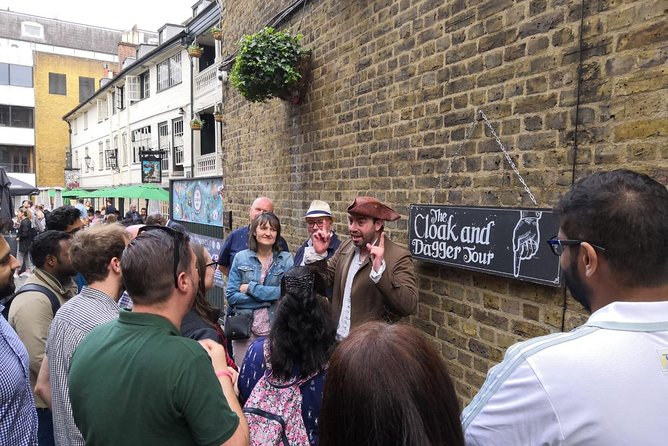 The Cloak and Dagger Tour in London - Returning to the George Inn