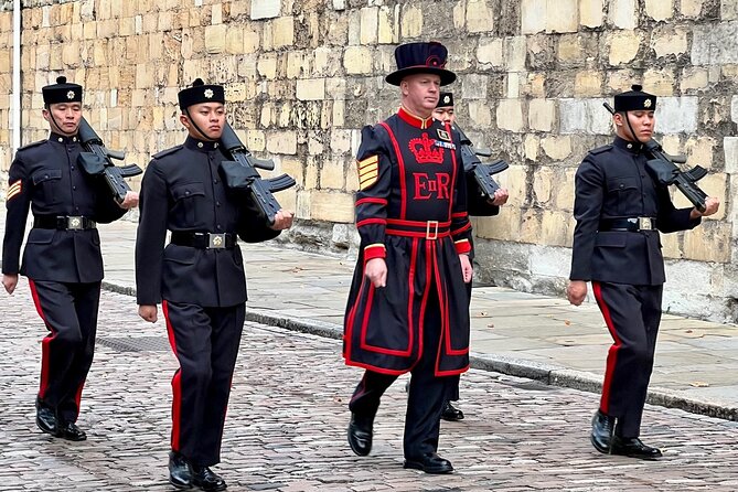 Tower of London Early Access, Opening Ceremony and Royal London - A 30-minute Thames view of old and modern London