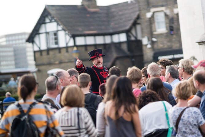 VIP Tower of London and Crown Jewels Tour with Private Beefeater Meet & Greet - Meeting the Crown Jewels