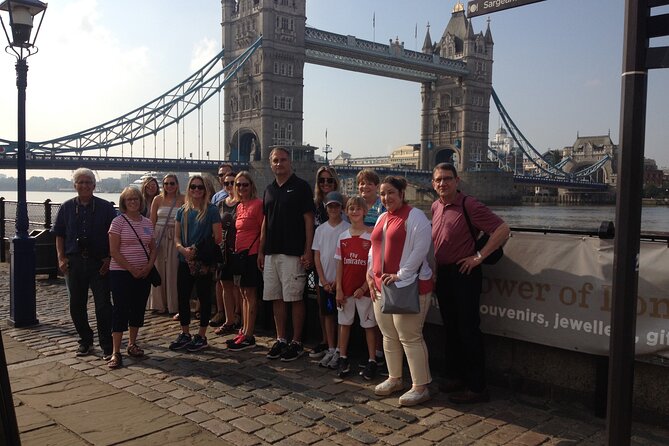 VIP Tower of London and Crown Jewels Tour with Private Beefeater Meet & Greet - Tower Green and the darker stories
