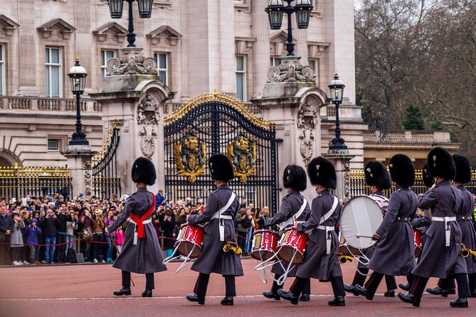 Walking Tour of London Westminster Abbey, Big Ben, Buckingham - St. James’s Park makes the route more pleasant