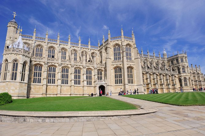 Windsor Castle Tour from London with Transportation & Audio Guide - Arriving at the castle and finding your way inside